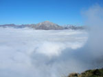L'Arera emerge dalla bianca nebbia - foto Alessandro Stefanelli 1 nov. 07