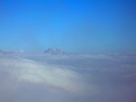 Nel mare di nebbia sbuca la Presolana - foto Alessandro Stefanelli 1 nov. 07