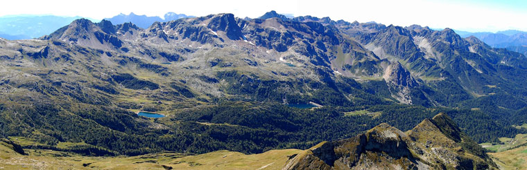 Panoramica sulla conca del Calvi dal Monte Aga - foto Annalisa Zanchi 24 agosto 08