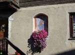 Madonna in nicchia a Livigno con petunie in fiore - foto Anna Paganoni settembre 07