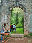 Ingresso degli aranci  nei giardin di  Ninfa a Sermoneta (LT) - foto Armando Lombardi