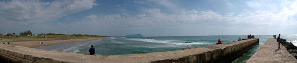 Panoramica  sulla 'spiaggia di Sabaudia (Latina) con il Circeo sullo sfondo - foto Armando Lombardi 15 aprile 07