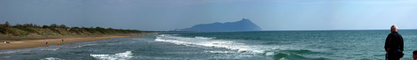 Panoramica  sulla 'spiaggia di Sabaudia (Latina) con il Circeo sullo sfondo - foto Armando Lombardi 15 aprile 07
