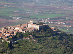 Il centro storico di Sermoneta sulla collina con il castello Caetani - foto Armando Lombardi