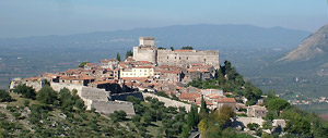 Il centro storico di Sermoneta sulla collina con il castello Caetani - foto Armando Lombardi