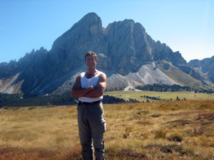 Sergio su sfondo dolomitico