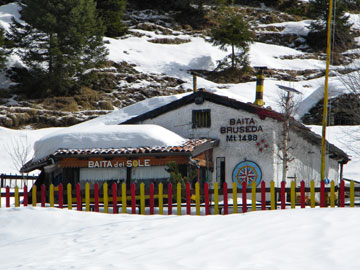 Salita nella bella Valzurio stracolma di neve fino alla Baita Bruseda (1500 m.) il 27 marzo 2010 - FOTOGALLERY