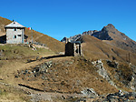  Il Rif. Grassi e, sullo sfondo, Il Pizzo Tre Signori (foto Diego Zanchi)