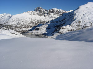 Dal Passo di Mezzeno vista verso il lago e il Pizzo del Becco