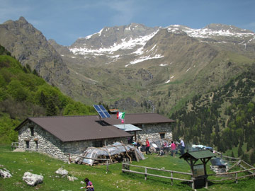 WEEK END IN BAITA NEVEL CON SALITA AL CORNO BRANCHINO – MONTE VETRO - CIMA DEL VINDIOLO 7-8 maggio 2011 - FOTOGALLERY