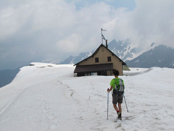 SALITA AL RIFUGIO BENIGNI CON TANTA NEVE E NEBBIA sabato 5 giugno 2010 - FOTOGALLERY