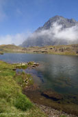 Laghetto di Val Cerviera con sullo sfondo il Recastello tra la nebbia - foto Erasmo Perani  agosto 07