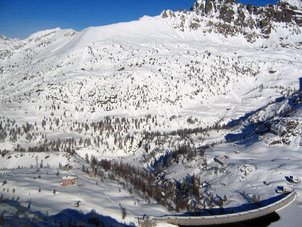 Dall'elicottero...il Rifugio Laghi Gemelli in bianco riposo invernale (18 gennaio 08) - foto Felice Regazzoni