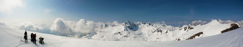 Scialpinisti in Cabianca con vista verso il Pradella