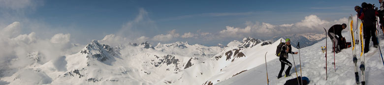 Scialpinisti in Cabianca con vista verso il Pradella, l'Aviasco, il Becco...
