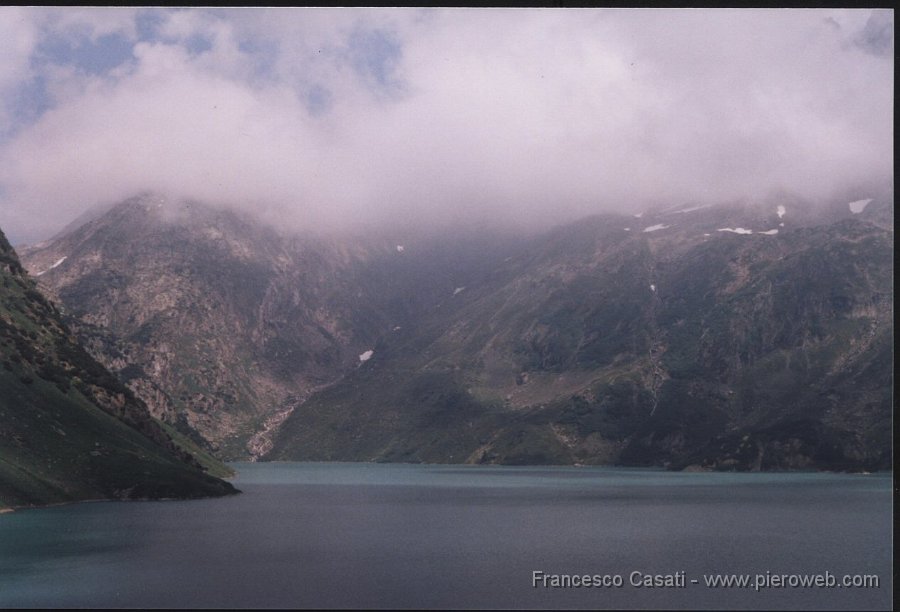 12-ultimosguardo.jpg - Un ultimo sguardo al lago visto dalla diga