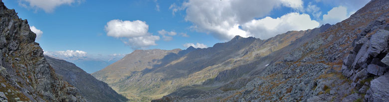 Dal Passo di Venerocolo l'omonima valle verso la Valtellina