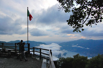 Gita pomeridiano-seral-notturna con i compagni d'università al Rif. Riella e sul Monte Palanzone e il 6 giugno 2009 - FOTOGALLERY
