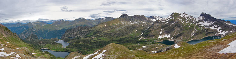 Dal Passo di Val Vegia vista sui laghi atificiali dei Laghi Gemelli 