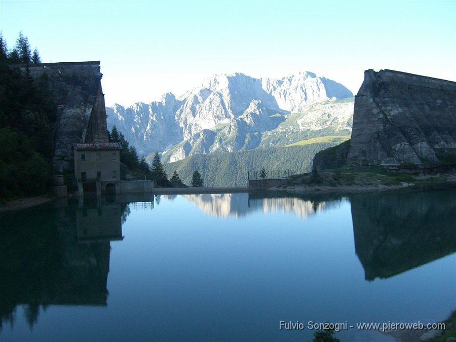 02-DigaGleno.jpg - Lo squarcio della diga del Gleno con sullo sfondo la Presolana