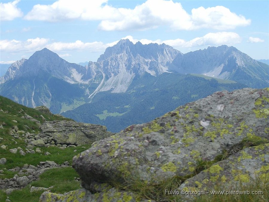 11-M.te-Sossino-Camino.jpg - M.te Sossino (2400 m.) e P.zo Camino (2491 m.) dalla valle del Tino