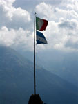 Bandiera d'Italia e Honduras - foto Fulvio Sonzogni  agosto 07