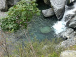 Le limpide acque del torrente che scende lungo  la selvaggia Val di Aser  - foto Fulvio Sonzogni sett 07