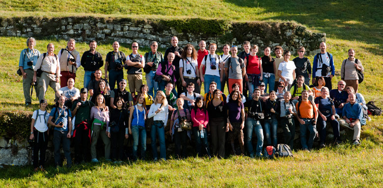 In escursione a Montisola i partecipanti al Corso di Fotografia di montagna 2009 C.A.I. - BG... posano (foto di Giancarlo Chiari)