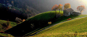 Primi colori d'autunno alle cascine di Zambla Alta di Oltre il Colle - foto Giovanni Paolini