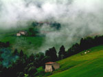 Nebbie autunnali alle cascine sul monte di Zambla -  foto Giovanni Paolini