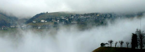Zambla vista nella nebbia da Oltre il Colle - foto Giovanni Paolini