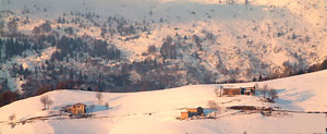 Le cascine di Zambla sui crinali del Grem ammantati di neve -  foto Giovanni Paolini