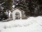 Cappelletta tra la neve al Pian della Palla di OLtre il Colle - foto Giuliano Morandi