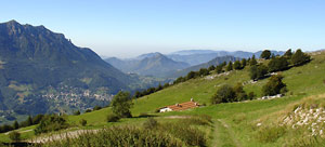 Da Alpe Arera vista verso la conca di Oltre il Colle, le Val Serina e oltre verso la pianura - foto Giuliano Morandi