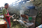 Al camping di Zambla Alta l'ottimo cuoco Carlo sta cucinando il maialetto sardo...-  foto Giuseppe Begnis estate 07