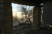 Suggestivo scorcio in una cascina del Monte di Zambla - foto Giuseppe Begnis 27 dicembre 06