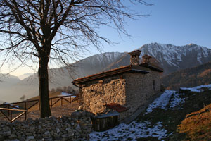 Suggestivo scorcio alle cascine del Monte di Zambla -  foto Giuseppe Begnis 26 dicembre 06