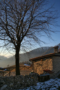 Suggestivo scorcio alle cascine del Monte di Zambla  -  foto Giuseppe Begnis 26 dicembre 06