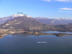 Sorvolando, in parapendio, il lago di Annone,...il Barro e il Resegone - foto Guido Camozzi