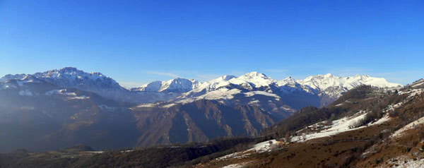 Dal parapendio in volo al Farno panoramica verso i monti in conca di Oltre il Colle - foto Guido Camozzi