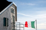 Il forte vento spiega la bandiera - foto Luca Vezzoni