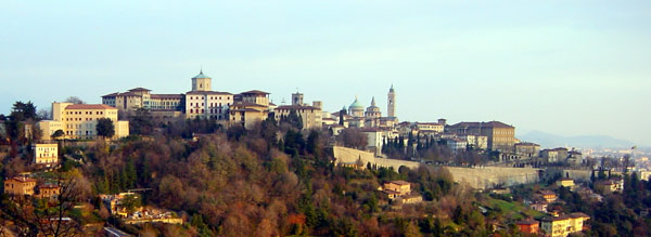 Panoramica di tardo autunno su Citta' Alta di Bergamo (12 dicembre 2006)