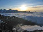 Il sole sorge verso la Presolana e sopra le nubi - foto Marco Caccia