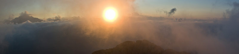 Il primo sorgere del sole tra le nuvole in ALBEN CIMA CROCE, il 15 luglio 2011...spettacolo! - FOTOGALLERY