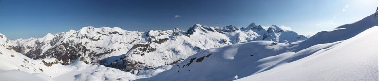 La conca del Calvi ancora abbondantemente innevata