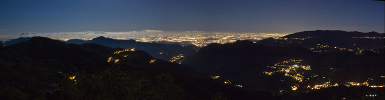 Panoramica notturna sulle luci della pianura