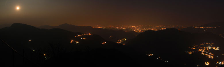 Dal Pizzo Cerro panoramica notturna di luna piena