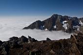 Sul Pizzo del Diavolo della Malgina (2926 m.) il cielo è blu sopra le nuvole il 9 ottobre 2010 - FOTOGALLERY