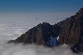 Sul Pizzo del Diavolo della Malgina (2926 m.) il cielo è blu sopra le nuvole il 9 ottobre 2010 - FOTOGALLERY