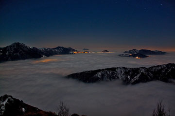 Salita in notturna di luna piena in montagna e nebbia in valle e pianura al Monte Gioco da Spettino il 28 gennaio 2010 - FOTOGALLERY
